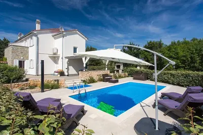 Maison de vacances Cirik avec piscine chauffée