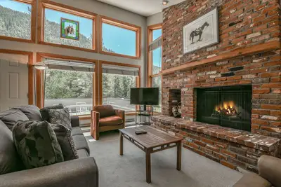 Image de Ceci est une grande maison privée à West Keystone sur la navette pour les pentes. Cette maison peut accueillir 10 personnes avec 3 chambres et 2 salles de bains plus un espace de vie en bas, en plus de la salle de séjour à l'étage principal. Il y a bea.