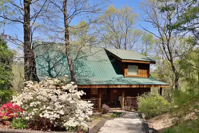 Image de Vues sur la montagne et très privé! Putt Putt gratuit, piscine, golf, pêche, etc. À seulement 5km de la ville