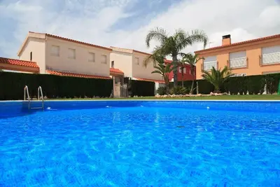 Image de Uhc Casa L'Escala · Maison JUMELÉE · Quartier Residentielle · Piscine