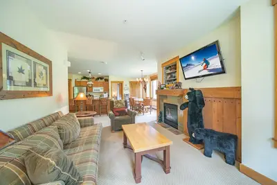 Image de Ce condo est situé dans l’un des bâtiments les plus recherchés de River Run Village. Ce condo de deux chambres est parfait pour votre famille. À quelques pas de la télécabine, il possède l'une des meilleures piscines de Keystone, 2 bains à remous, un h.