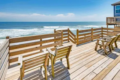 Image de Superbes vues sur le phare! Oceanfront Buxton avec bain à remous, salle de jeux, à quelques pas de la plage!