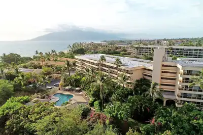 Image de 1br Condo à South Coast Maui; piscines, un espace barbecue, cuisine, balcon vues.