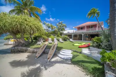 Bleu Turquoise, villa les pieds dans l'eau, 10 pers et proche du centre