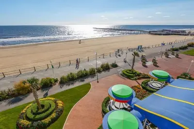 Image de Suite élégante près de la plage avec connexion Wi-Fi et par câble gratuites, piscines du complexe et superbe balcon