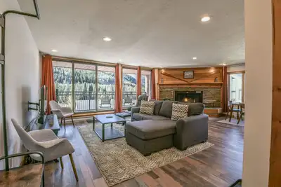 Image de Ce condo 1 chambre est dans un endroit amusant à Lakeside Village. Vous pourrez faire du paddleboard en été et du patin à glace en hiver. C'est aussi juste un court trajet en navette des pistes. Les condos Montezuma ont accès à une piscine intérieure et à