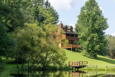 Image de À distance de marche des étangs de pêche, de la piscine, du putt putt et bien plus encore! 8 km de la ville!