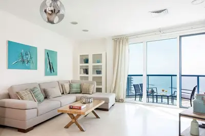 Luxury 2br Apt w Balcony 2 min Walk from Beach
