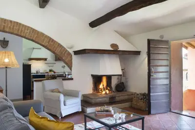 Image de Montestigliano, une authentique ferme au coeur de la Toscane, est une oasis de paix et de beauté qui offre à ses hôtes des résidences raffinées et une vue enchanteresse