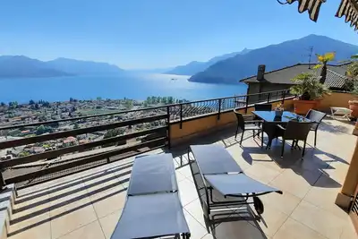 Image de 3 pièces avec grand balcon ensoleillé, piscine et superbe vue sur le lac