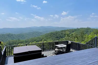 Image de Cabane privée près de Boone à 180 degrés, bain à remous, sentiers de randonnée / équestres