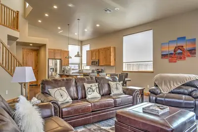 Image de Maison de ville Moab moderne avec bain à remous et terrasse privés!