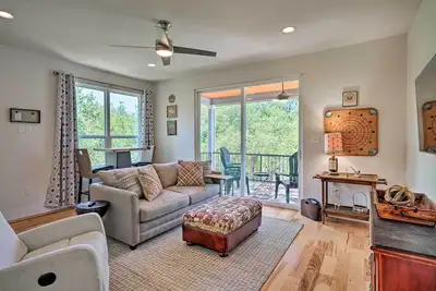 Image de Nouveau-Lavish House w / Patio, 3 blocs du lac Austin!