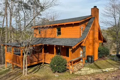 Image de Idéal pour les familles! Table de billard et bain à remous. Distance de marche de la piscine, du putt putt, du golf et de la pêche!