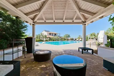 Image de La Villa Ophelia, entourée d'une végétation luxuriante, peut accueillir jusqu'à dix personnes