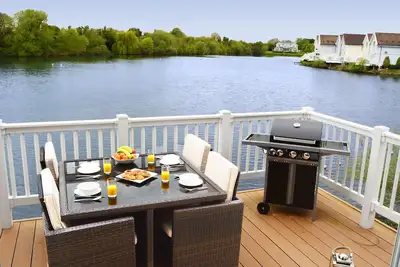 Image de À partir de £ 16 pppn. Maison au bord du lac de Spring Lake dans le parc aquatique de Cotswold