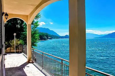 Image de appartements 3 pièces avec cuisine et balcon sur la plage