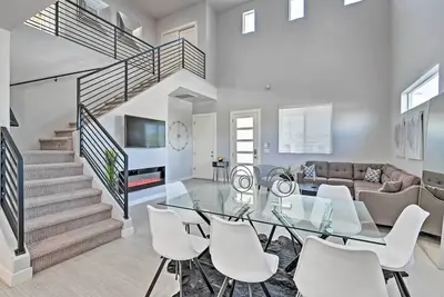 Image de Nouveau! Phoenix Home Home haut de gamme avec jardin, près du golf!