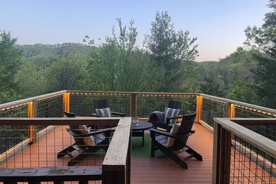 Profitez de la vue sur les montagnes privées! Accès à la piscine Gratuit, Pêche, Putt Putt, Basketball! Seulement 8 km de la ville!