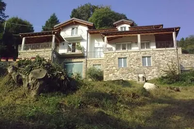 Image de appartement de trois pièces meublé avec goût avec balcon et jardin