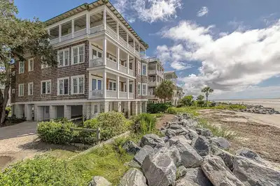 Image de Belle Pet Friendly Ocean Front House avec vue sur Jekyll et l'Atlantique!