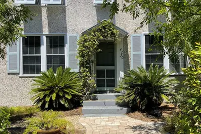 Image de Animaux acceptés, piscine privée, moins de 3/4 pâté de maisons de l'accès à la plage!