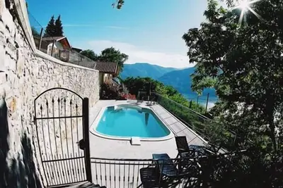 Image de Maison 2 chambres meublée avec goût avec piscine au-dessus de Tronzano.