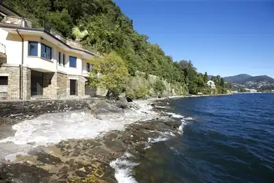 Image de villa individuelle de 4 chambres dans un endroit calme et ensoleillé et accès au lac