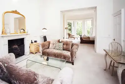 Ce charmant appartement central pour deux est un chef-d'œuvre géorgien.
