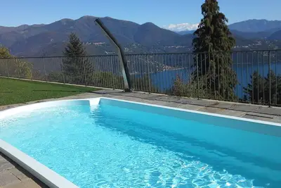 Image de Entretenu Appartement de 4 chambres avec vue imprenable sur le lac et la piscine chauffée solaire