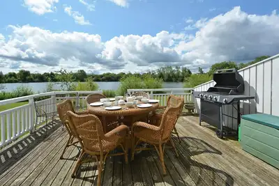 Image de De £ 18 pppn. Élégant New England lac retraite dans le Cotswold Water Park