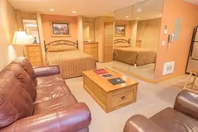 Image de Peak 9 Studio - Le meilleur emplacement de la ville!