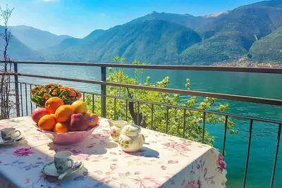 Image de Appartement de 2 chambres meublées avec goût en bord du lac avec piscine et plage privée