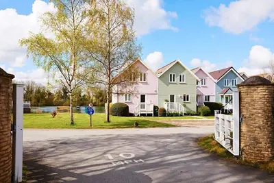 Image de À partir de £ 18 pppn. Retraite au bord du lac élégante et familiale dans le parc aquatique de Cotswold