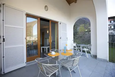 Image de appartement meublé avec goût dans une petite résidence dans un endroit ensoleillé