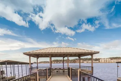 Image de Nouvelle annonce, nouvelle rénovation sur le lac Hamilton, 2 chambres 2 salles de bain pour 6 personnes surplombe le lac