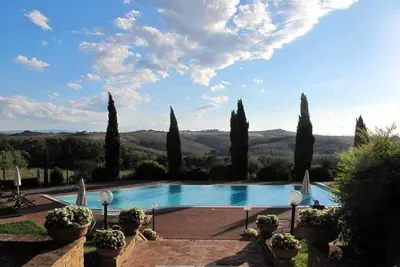Image de Haut de gamme de location de villa près de Sienne, en Toscane, grande villa toscane pour la location à court terme, villa italienne avec piscine