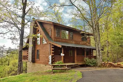 Image de Vues ÉTONNANTES! ! Très privé, à côté de la piste de randonnée, cheminée à bois, bain à remous, billard! !