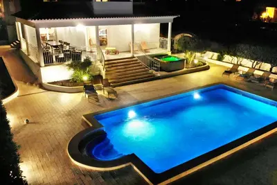 Image de Superbe 5 suites, piscine chauffée et bain à remous, salle de jeux, billard, salle de gym, près de la plage!