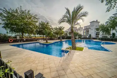 Appartement de 2 chambres idéalement situé au rez-de-chaussée avec vue sur le golf au bord de la piscine