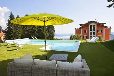 Image de Appartement d'angle 2 pièces dans une prestigieuse villa de 1850 avec piscine chauffée à l'énergie solaire