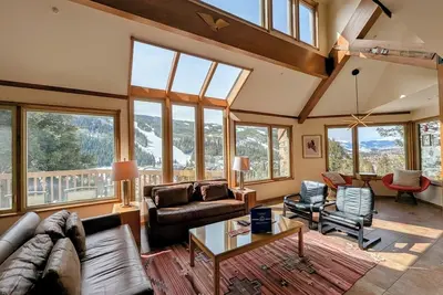 Image de Ceci est une grande maison privée unique de 3 chambres qui vient avec 3 forfaits de ski et une vue imprenable sur Keystone Resort! Cette maison est située sur une colline près de River Run Village, à quelques minutes en voiture des pistes. Cette maison.