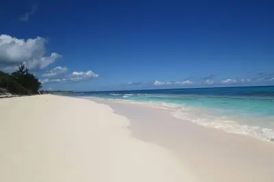 Image de Villa de plage tropicale avec Guest Cottage, à quelques pas de la plage