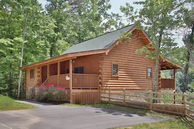 Image de Vues sur la montagne! Table de billard, bain à remous, baby-foot, air hockey et accès gratuit à la piscine, golf, pêche, etc.