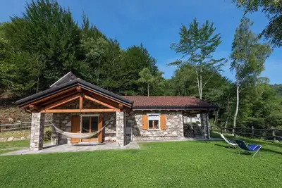 Image de Une oasis en pleine nature: maison en pierre de 3 pièces meublée avec goût avec étang de baignade
