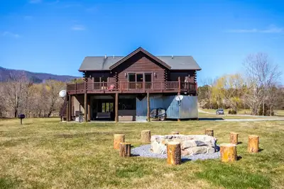 Image de Poppy's Hideaway sur la rivière Shenandoah avec d'énormes pelouses et des lieux de rencontre