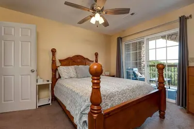 Image de Nouveau condo Clean au dernier étage avec vue sur le lac et piscine intérieure, à côté du Sdc