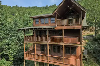 Belle cabine 3 niveaux! Bain à remous, billard, jeu d'arcade! Gratuit - Piscine, Putt Putt, pêche, etc.