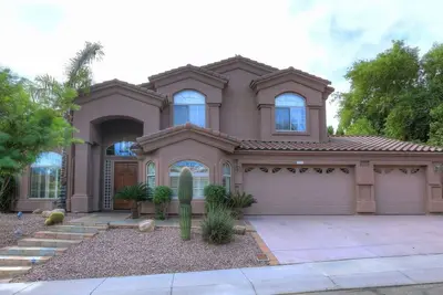 Image de Grand 5 Br maison privée W / piscine chauffée, baignoire jacuzzi, bureau. . .