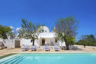 Villa de luxe avec piscine privée entourée d'oliviers